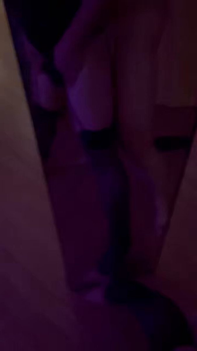 ストッキングの痴女が鏡の前でお尻を突き出す自撮り誘惑—黒スト太もも挟みで高潮