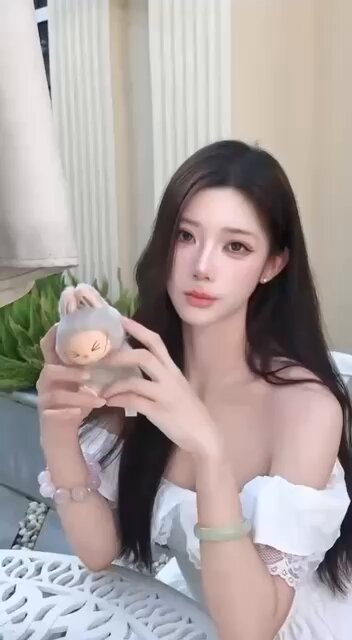 露肩白裙狐狸精美少女户外诱惑 123av.fun 等你来舔