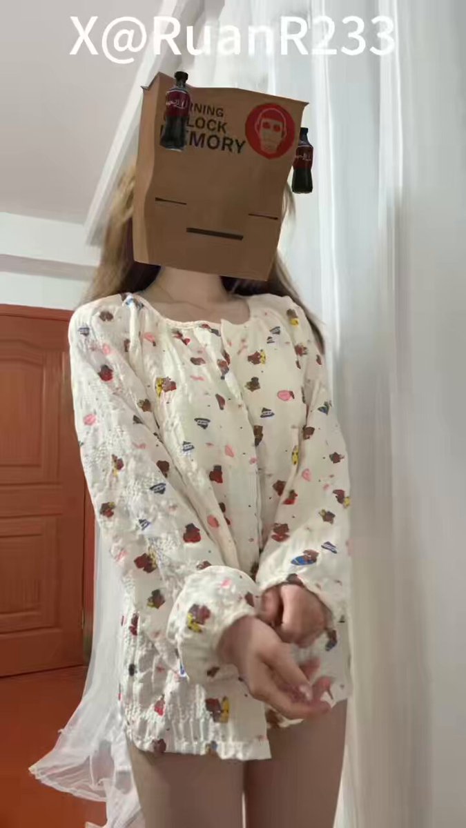 Unlock Memory：紙袋頭の美女がセクシーダンス！黒いシアーなボディスーツで胸見せ、美尻を激しく振る誘惑