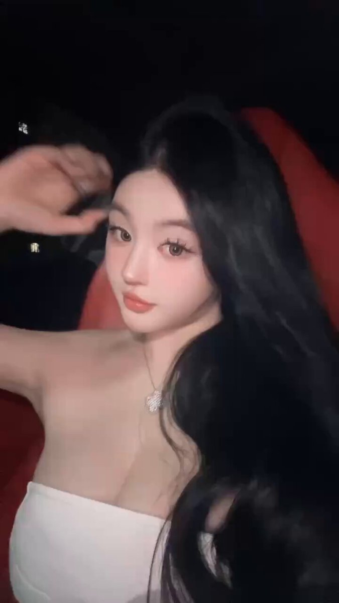 車内プレイ：黒く長いストレートヘアの狐のように魅惑的な美女、巨乳が半分露出し指で唇を弄る