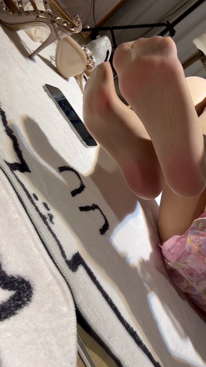 ストッキング美脚の究極の誘惑！ピンクスカートの若い女性の足裏クライマックスプレイ