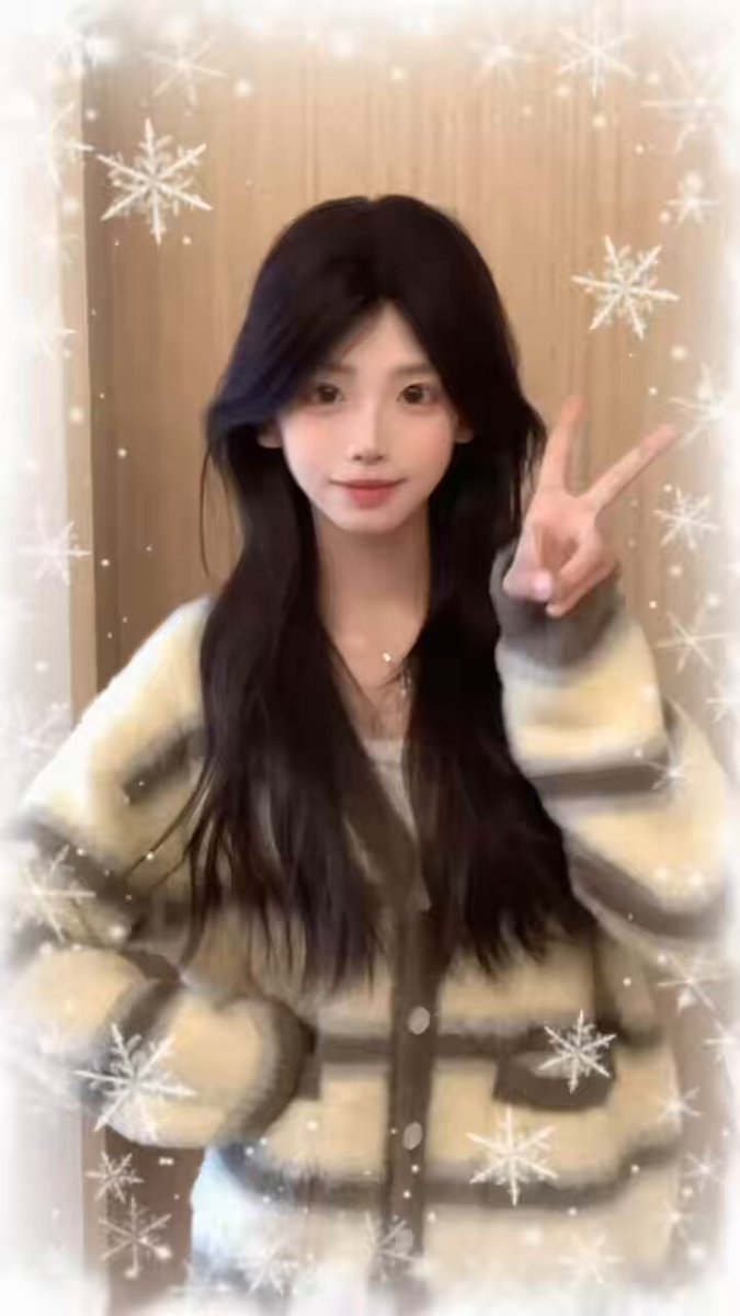 クリスマスの雪原で美少女の誘惑ライブ、セーターに包まれた巨乳が今にも弾けそう！