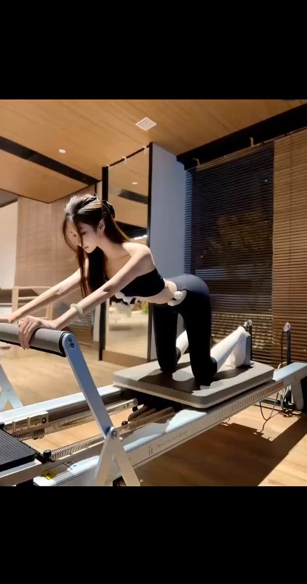 Yoga-Pants Booty Babe Grinding Wildly on Bed — Wet Temptation Waiting for You to Fuck!