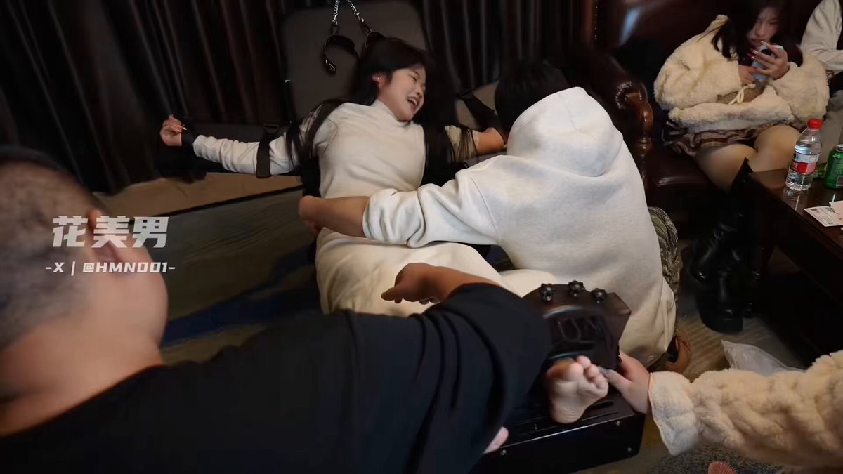 今天场面有点大哦，两个小妹妹开始的互相折磨，变成后面的互相配合，一个摁着头，一个张着小嘴，可真是有点意思，都一一得到满足… 