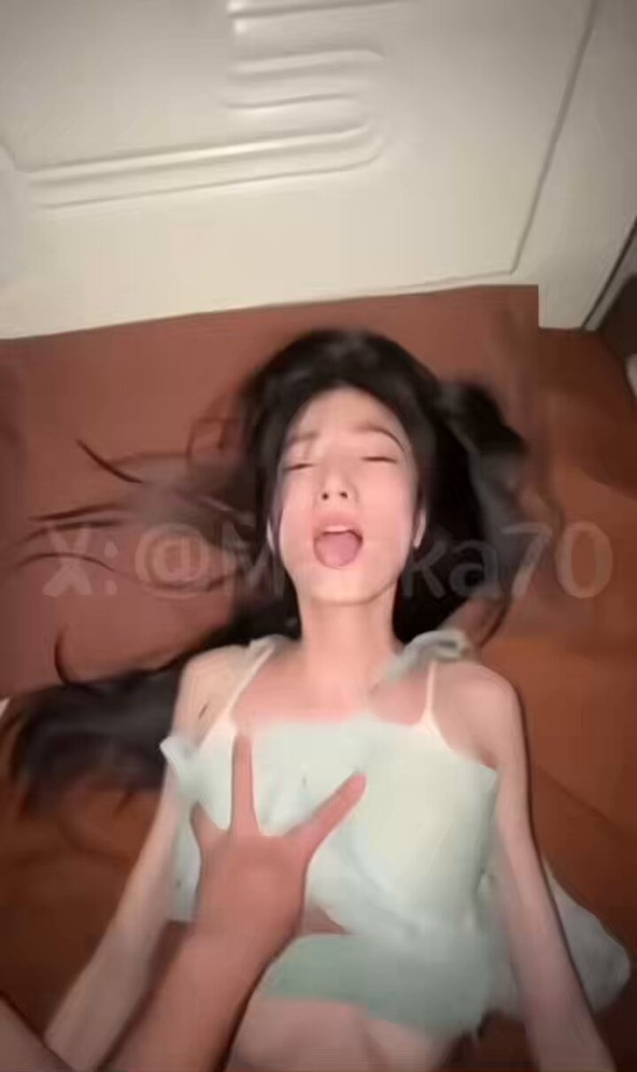 ২০০৫ সালে জন্মগ্রহণকারী এক রোগা, ১৭০ সেমি লম্বা, সুন্দরী নৃত্যশিল্পী, "কুত্তা", গোপনে আমাকে তার প্রেমিকের ভাড়া করা অ্যাপার্টমে...