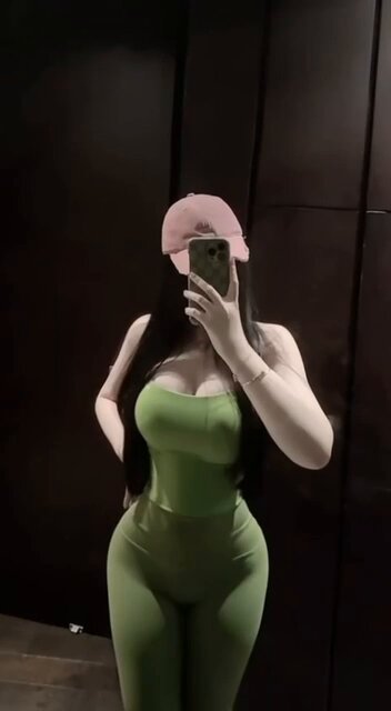 电梯辣妹绿紧身衣爆乳翘臀自拍诱惑