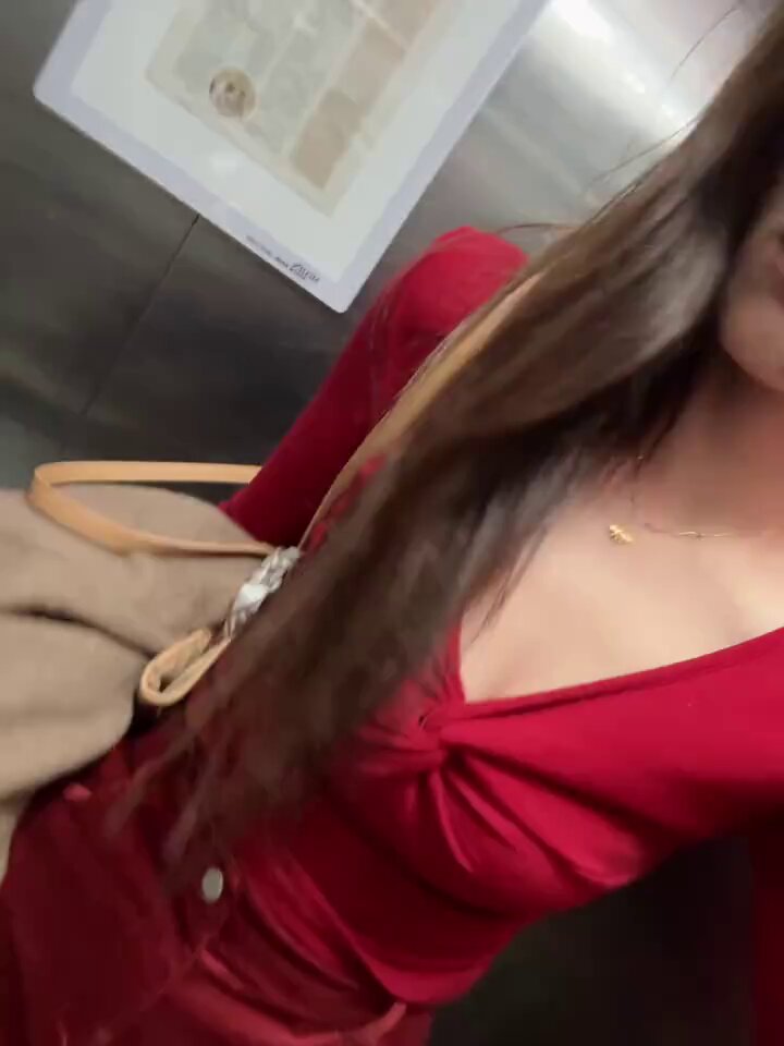 エレベーターの誘惑！ロングヘアの美女が深Vの赤いドレスで爆乳を揺らし、超挑発的