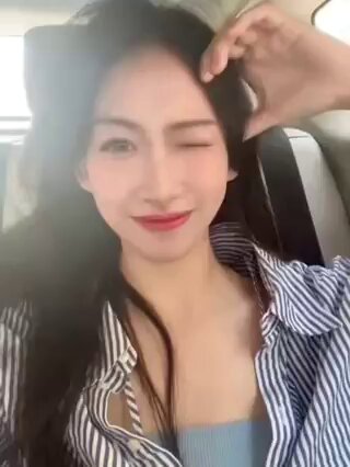 車内セックスの誘惑！長髪美女が運転しながらウィンクで誘惑、深い谷間を見せてあなたを誘う