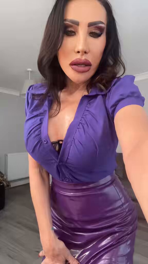 紫色亮皮紧身OL诱惑自拍，丰乳肥臀摇曳生姿