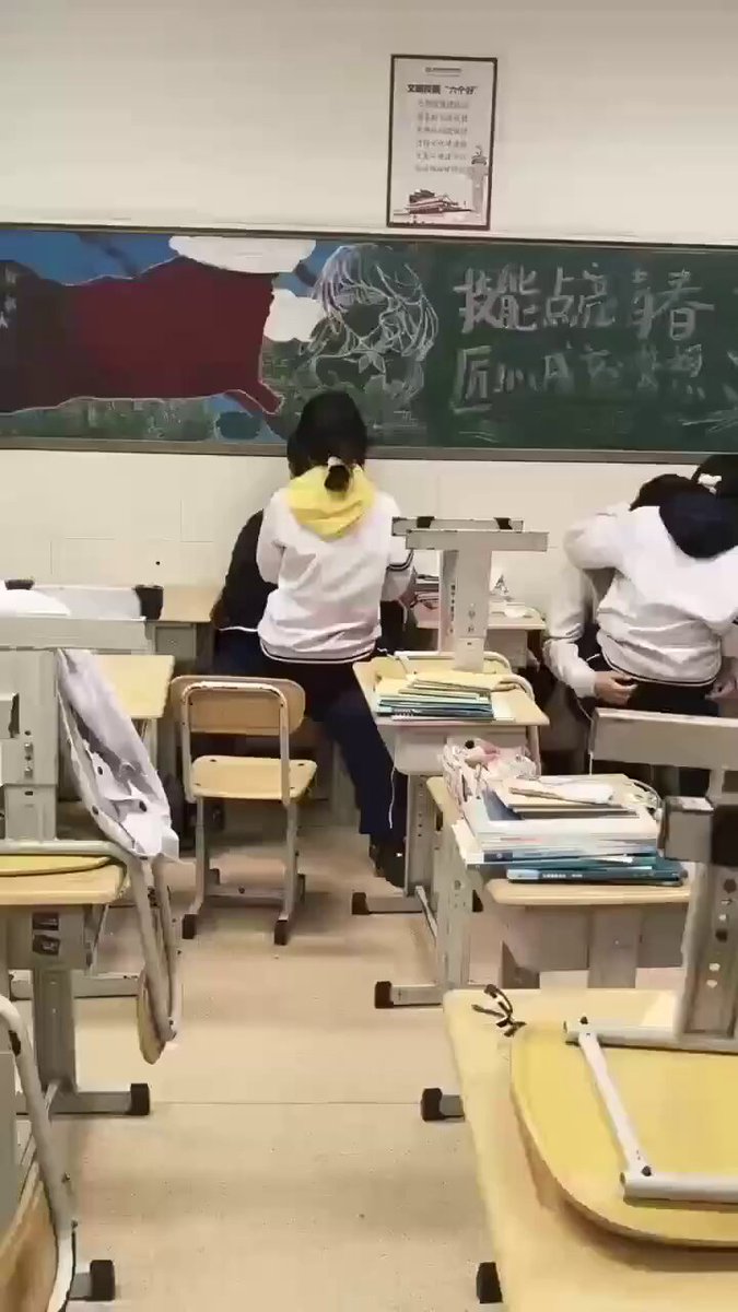 网吧上网的合法年龄是18周岁
性同意是14周岁
不能上网 却能上床 暗示着什么？ 