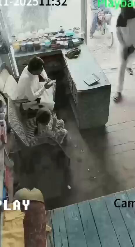 巴基斯坦女孩用棒棒糖感化劫匪事件 事件经过：一名持枪男子闯入巴基斯坦商店，威胁店主交出现金和手机。店主约四五岁的女儿坐在柜台旁向劫匪递出棒...