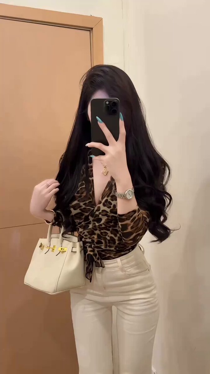 长发美女豹纹透视装自拍，翘臀白裤诱惑爆棚！