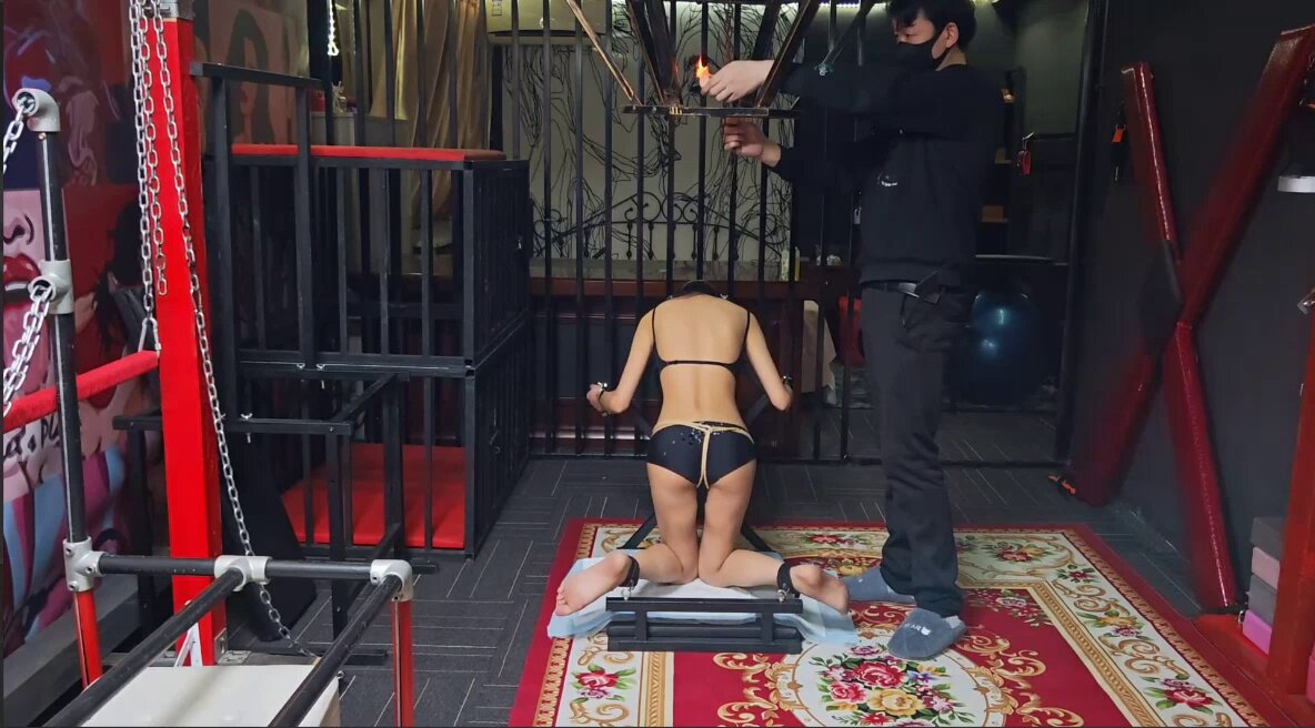 Gadis berkaki panjang dan berpenampilan polos ini mencari nafkah dengan berpose dalam berbagai posisi artistik. 