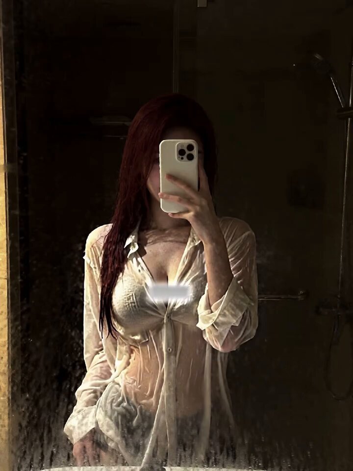 浴室湿身红发美女！透视湿衫巨乳若隐若现诱惑自拍