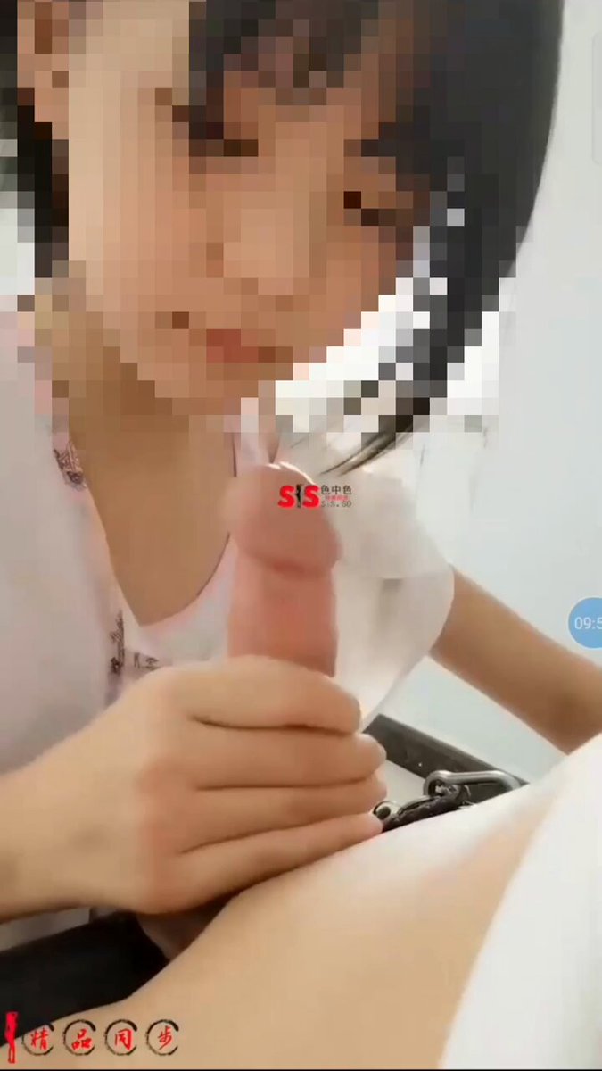 妹妹第一次看到哥哥的“大棒棒”惊讶的不得了，忍不住想尝下什么味道，就连妈妈在旁边也不管，故意露出嫩穴勾搭哥哥，迫不及待的想让快点插进来，最...