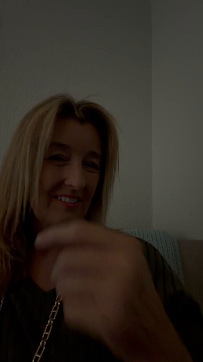 金发熟女手指抠嘴狂叫高潮，淫荡表情欲火焚身！