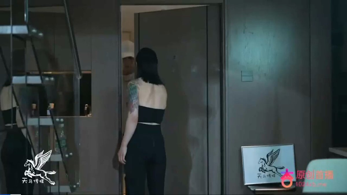 Una coach sexual, sintiéndose vacía, compró juguetes sexuales en línea. Ofendió al repartidor y recibió una mala reseña. Para apaciguar l...