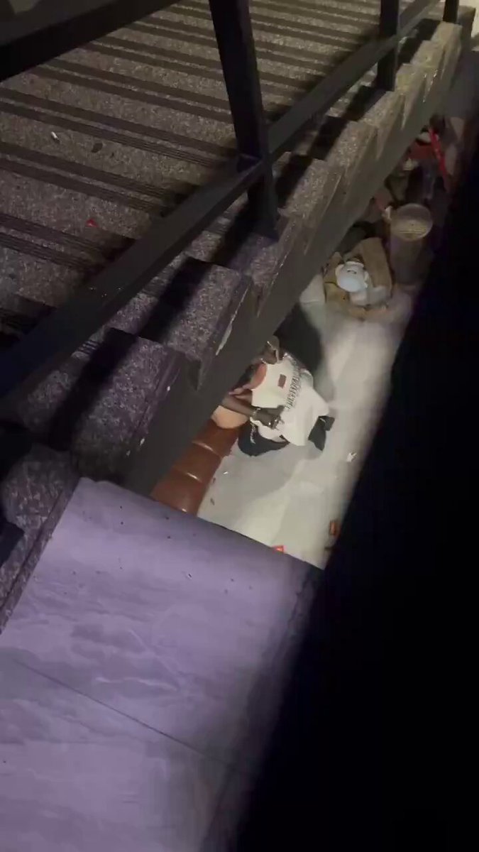 階段での密会暴露！白い服の美女が猛男に壁に押し付けられ激しく犯される