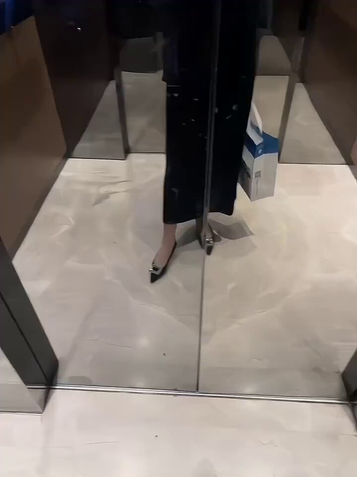 下班了突然想问一句，有人要来接我吗？

没有也没关系，我自己回去也行...

鞋子有点累了，顺便送你一双下班的心情~ 