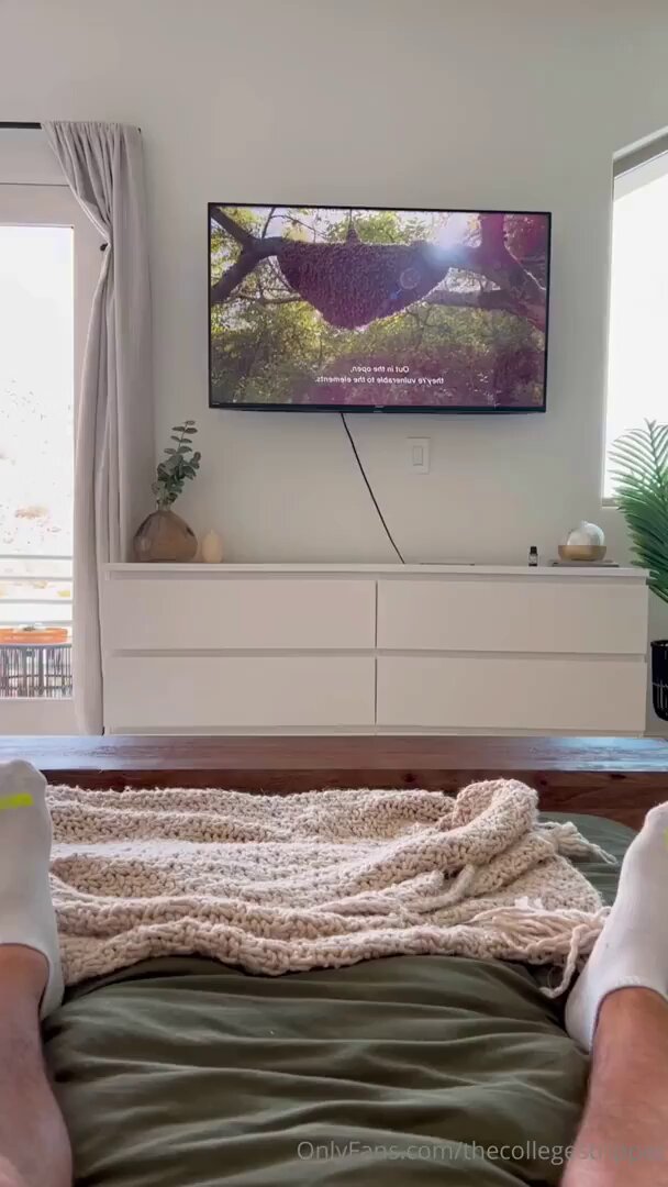 巨乳ギャルがベッドで喘ぐ！白いトップの深Vで爆乳、ピンクのショートでヒップを振る誘惑