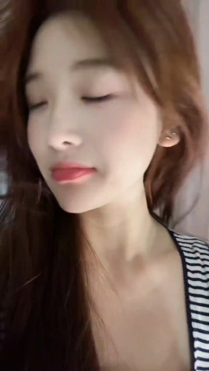 清纯长发美女吊带诱惑 粉嫩小嘴等你亲