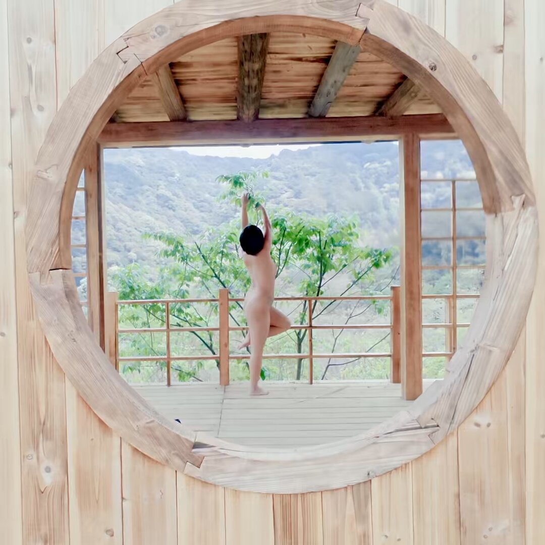 日式木窗全裸瑜伽美女山景撸管诱惑