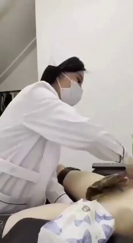 护士小姐姐戴手套玩大肉棒！医院床上超刺激手淫秀