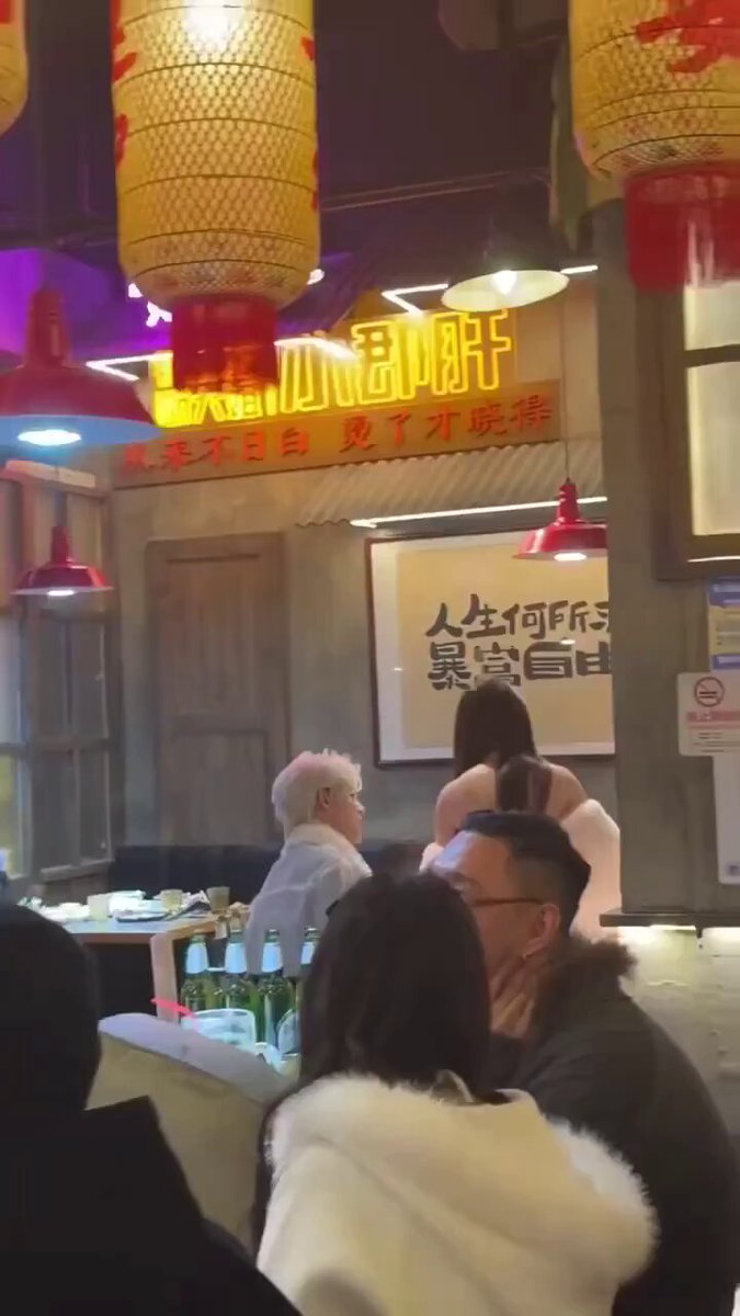 キャラクターレストランのギャルたちが白毛大叔を囲い攻め！複数でのいちゃつき、頭なでや密着接触で超刺激