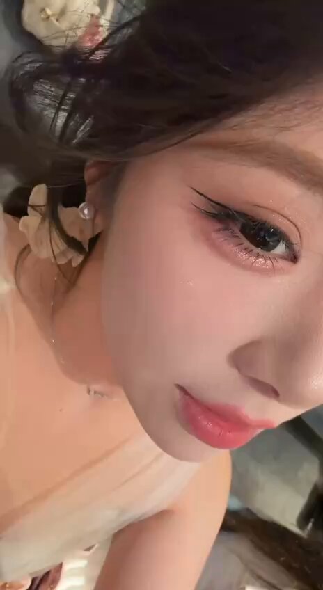 魅惑のアイメイク美女クローズアップ：誘惑する唇と舌