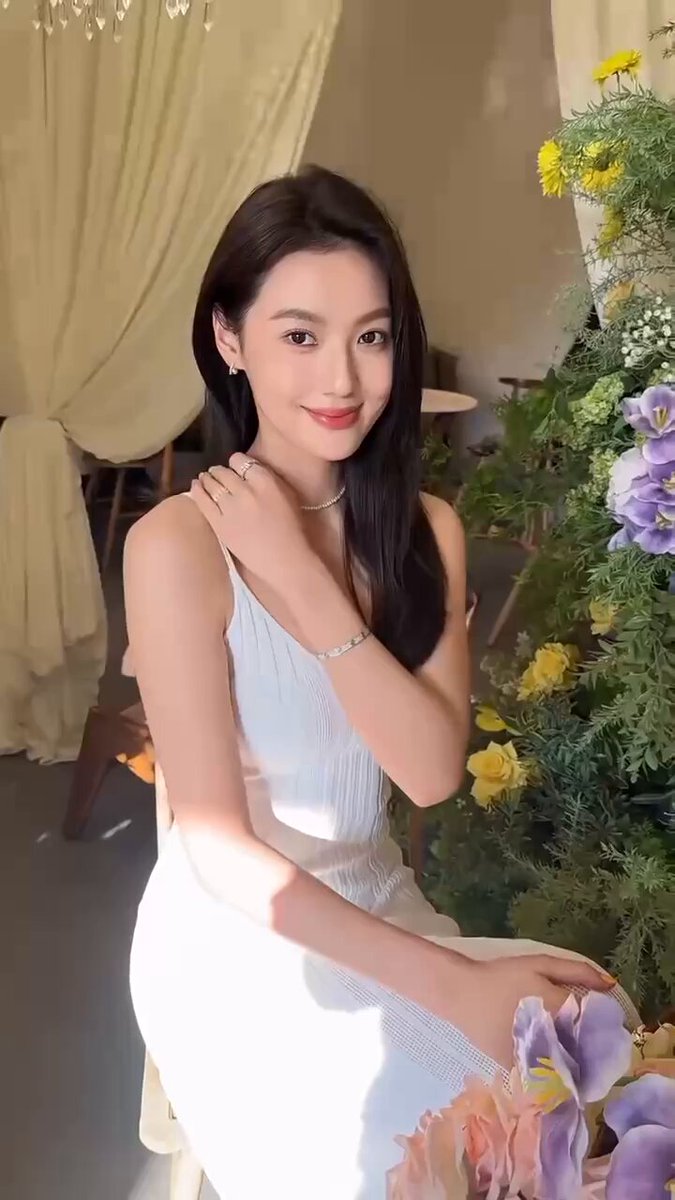 白裙美女花丛诱惑 深V露乳性感撩人