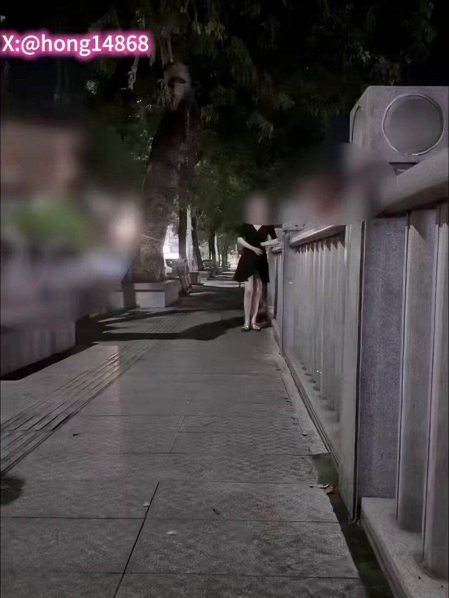 深夜の橋辺で露出狂！美女がコートを脱ぎ捨て全裸で散歩し、淫らなアソコを露出