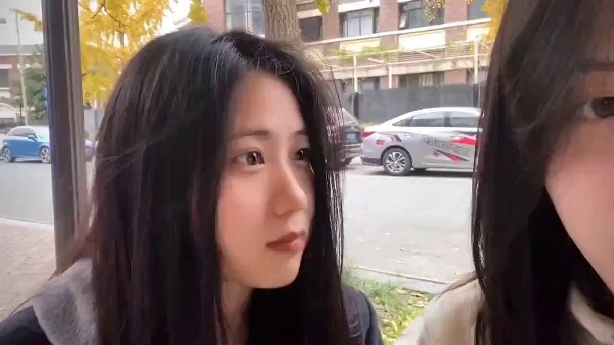 秋日街头两美少女亲密耳语 黑丝长腿诱惑爆乳对话