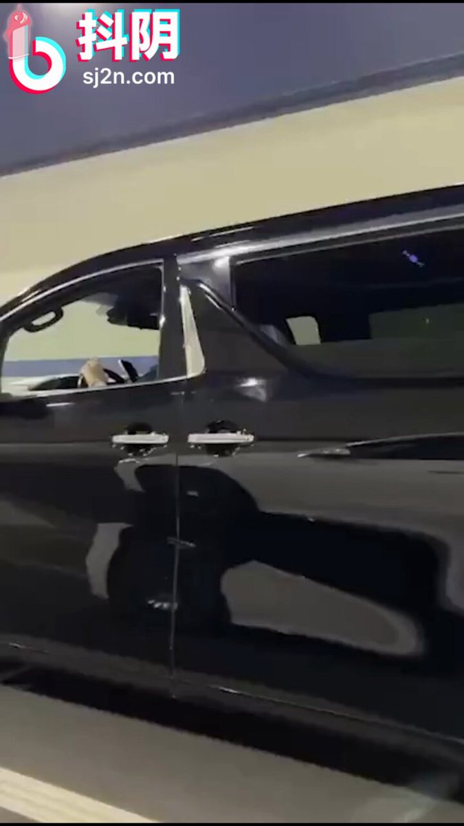 停车场豪车激情！美女翘臀大腿外露，男人狂舔猛摸车震高潮