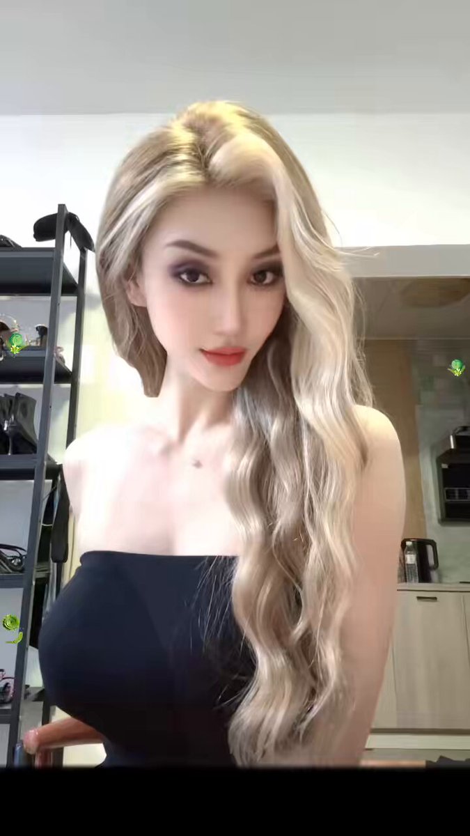 金髪巨乳美女のキッチン誘惑 — 揺れる爆乳が超セクシー！