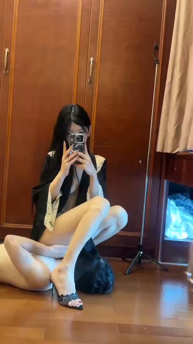 黒髪ロングストレートの女神がフェイスシッティング自撮り！ハイヒールで頭を踏むワイルドプレイ