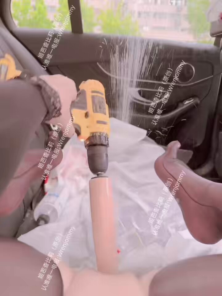 车震电动钻假屌狂插骚逼喷水高潮！丝袜美腿大开门户