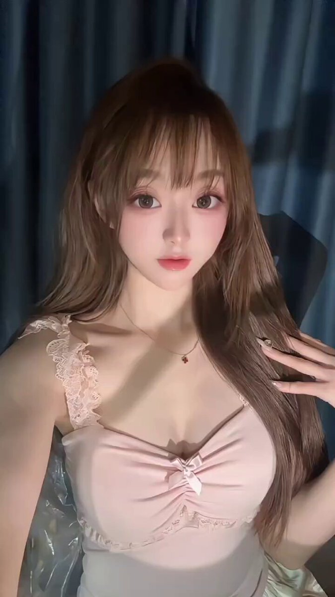 清纯美女粉色蕾丝睡裙诱惑自拍，巨乳抖动等你来舔！