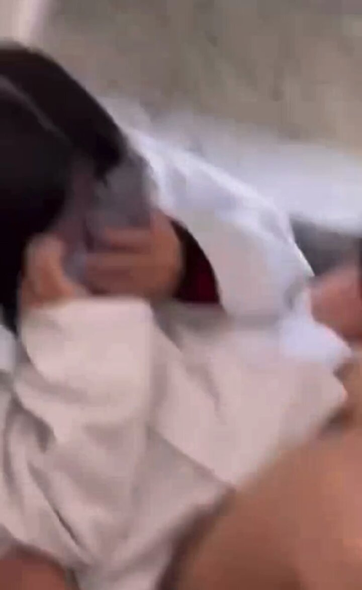 同学放学后在走廊忍不住上自己的同桌，下体猛烈的撞击摩擦，小穴再次被弟弟的白浊液快速中出！
（  