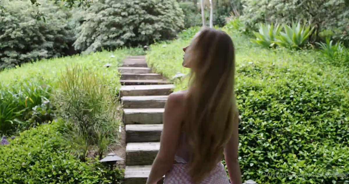 金髪美女が屋外で胸とヒップを見せつけ誘惑 — 濡れたTバックで桃尻アピール！