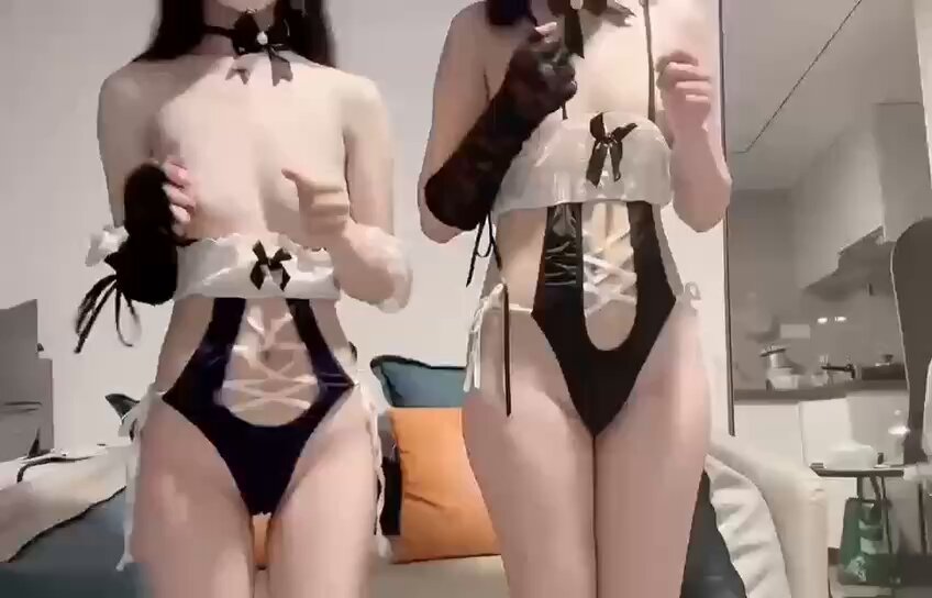 双兔女郎黑白情趣内衣诱惑秀，裸乳翘臀客厅狂撩！