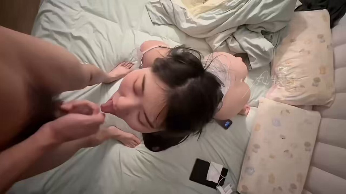 POV：ベッドで猛男が黒髪美女の小穴を指で激しくほじり潮吹き絶頂！
