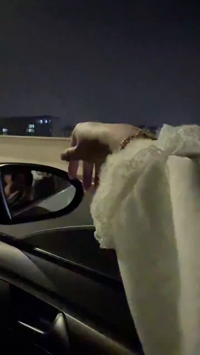 夜间车内亲密！新娘婚纱中自我抚摸高潮