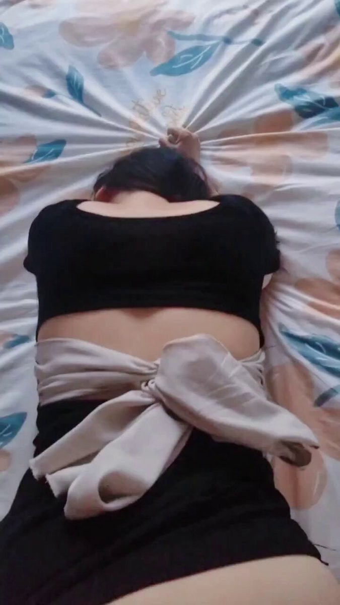 Black-Stocking Beauty Self-Binds on the Bed to Tease! Tugging Sheets, Arching Her Butt Waiting for You to Fuck