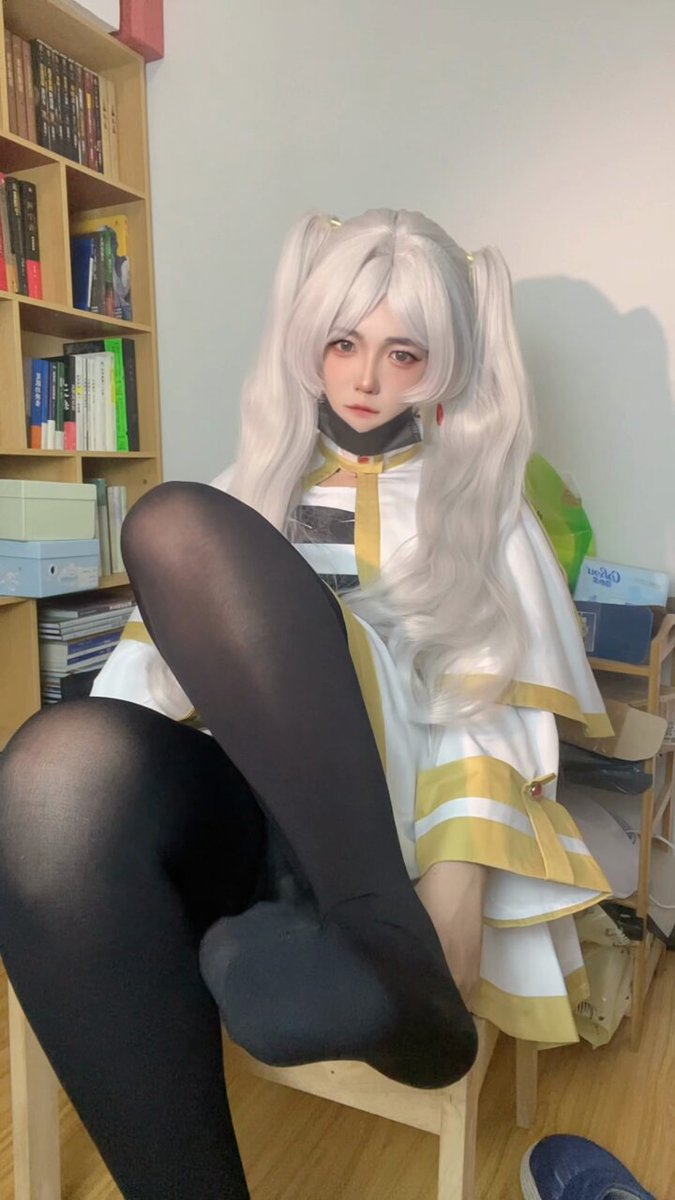 白毛Cos妹翘腿黑丝足控诱惑 伸舌挑逗超撩人