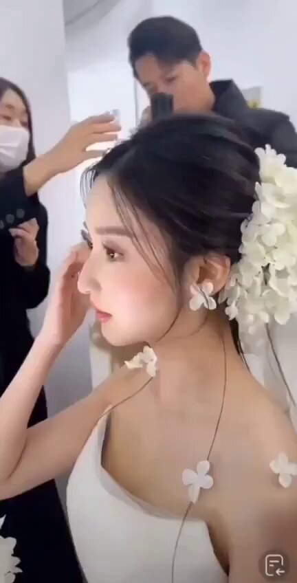 新娘化妆间被黑丝男狂摸巨乳！婚纱下春光乍泄