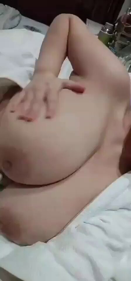 床上巨乳美女自摸揉捏大奶诱惑