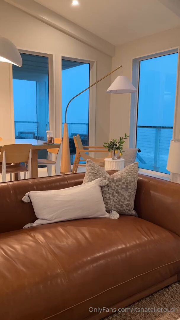 翘臀美女沙发上拉裤秀T字裤大屁股摇晃诱惑