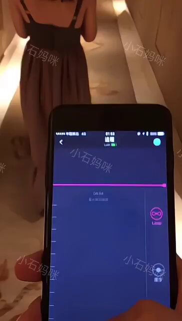 Tahu nggak rasanya nggak bisa bergerak sedikit pun? Lihat saja reaksiku! Setiap langkahku rasanya seperti main "Lampu Merah, Lampu H...