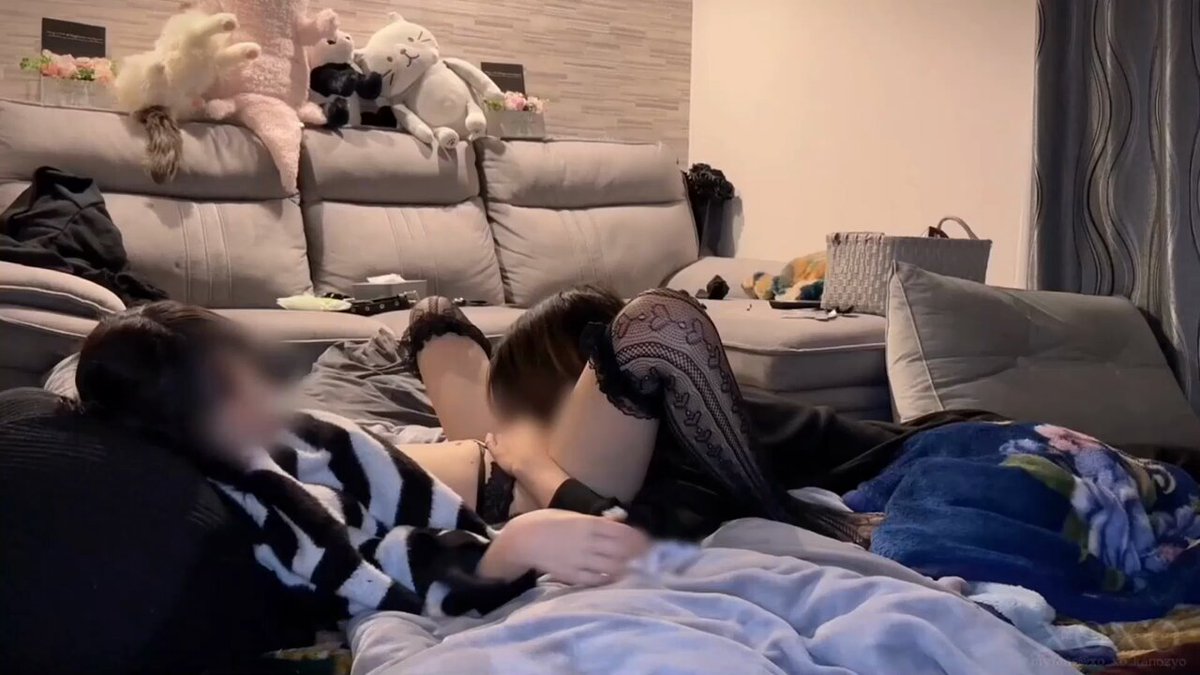 画面好凌乱，不过看着又有种不一样的感觉，或许这才是真实的情侣同居日常 🥰 