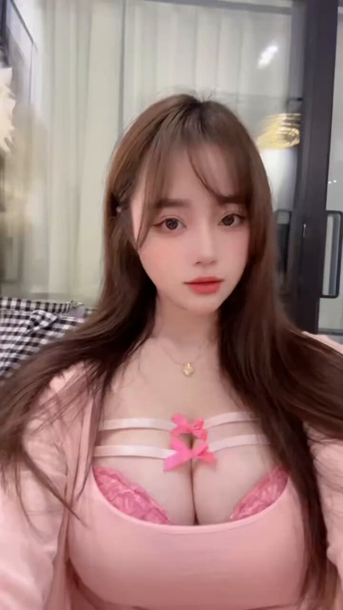 彼女体験談:身長168cm、バスト/ビッグE(実胸)。年齢/19歳。純真無垢な感じも大人っぽさも兼ね備えた、全身真っ白でスタイリッシュ、ウエストと...